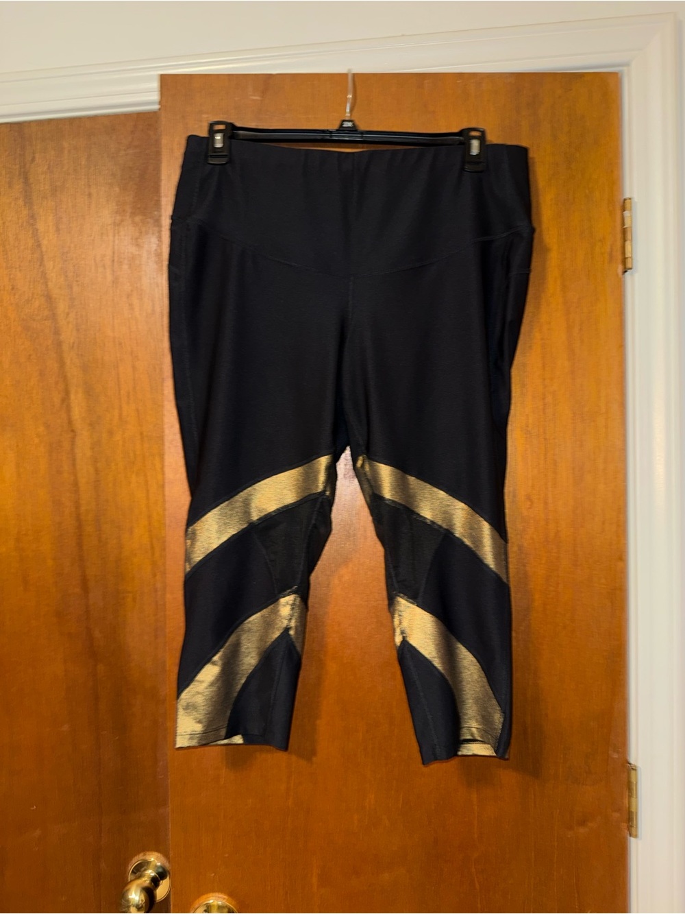 🐠 Xersion Black Active Capri Leggings with Gold Chevron Detail